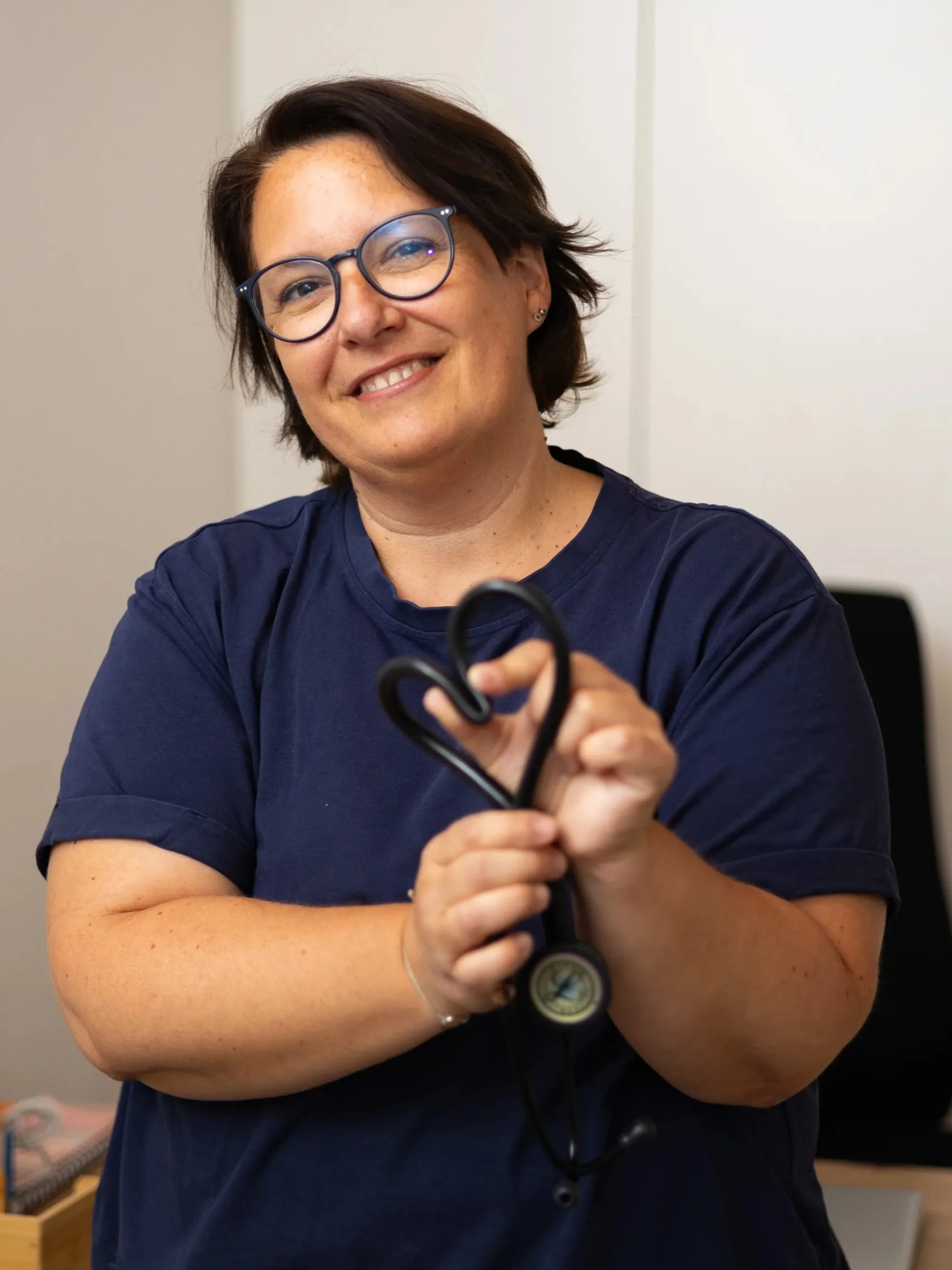 Dr. Nicola Goller in ihrer Ordination in Melk, das Stethoskop zu einem Herz geformt